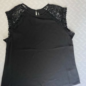 Lace short sleeve Express top
